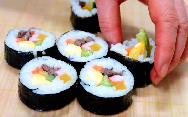 Foto Gimbap lebih mirip sushi. (Foto: Futuredish)