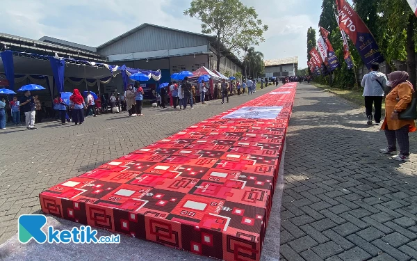 Foto Potret kasur busa sepanjang 60 meter milik Olympic Foam. (Foto: Shinta Miranda/Ketik.co.id)