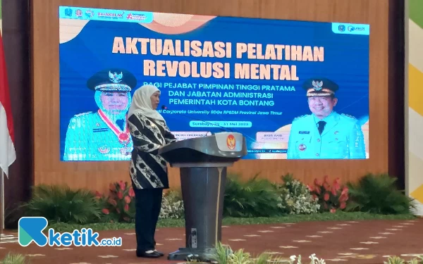 Foto Khofifah saat memberikan materi mengenai revolusi mental kepada para pejabat Kota Bontang, Senin (29/5/2023). (Foto: Husni Habib/Ketik.co.id)