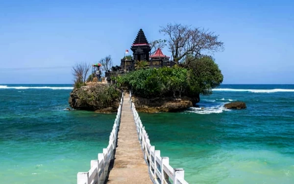 Foto Daya tarik Pantai Balekambang adalah keberadaan Pura Amarta Jati di Pulau Ismoyo. (Foto: Instagram: balekambang.id)