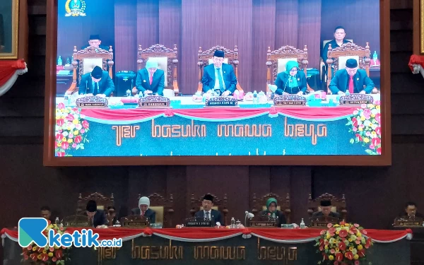 Foto Khofifah ditemani Emil Elistianto Dardak, Ketua  DPR dan Perwakilan BPK saat menghadiri rapat Paripurna di Gedung DPRD Prov Jatim, Selasa (30/5/2023). (Foto: Husni Habib/Ketik.co.id)