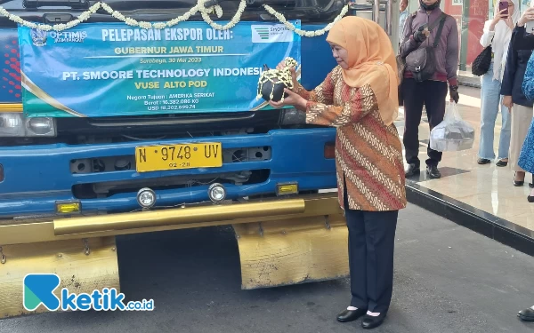 Foto Khofifah melakukan prosesi pecah kendi sebelum melepas kontainer yang membawa berbagai komoditi untuk diekspor, Selasa (30/5/2023). (Foto: Husni Habib/Ketik.co.id)