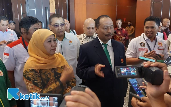 Foto Gubernur Khofifah dan Ketua KONI Jawa M Nabil saat memberi keterangan pada awak media, Rabu (31/5/2023). (Foto: Husni Habib/Ketik.co.id)