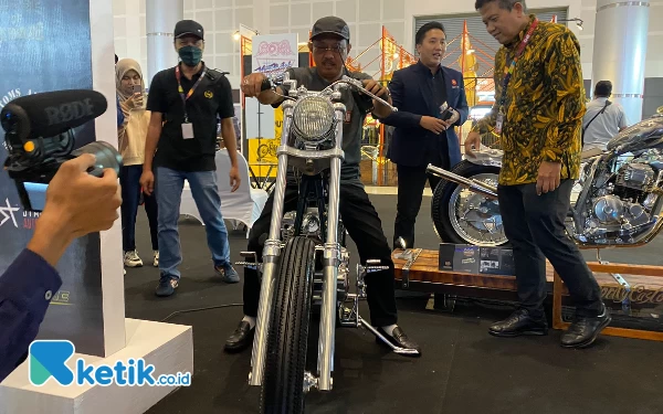 Foto Wakil Wali Kota Surabaya Armuji saat mencoba salah satu brand motor di IIMS 2023. (Foto: Shinta Miranda/Ketik.co.id)