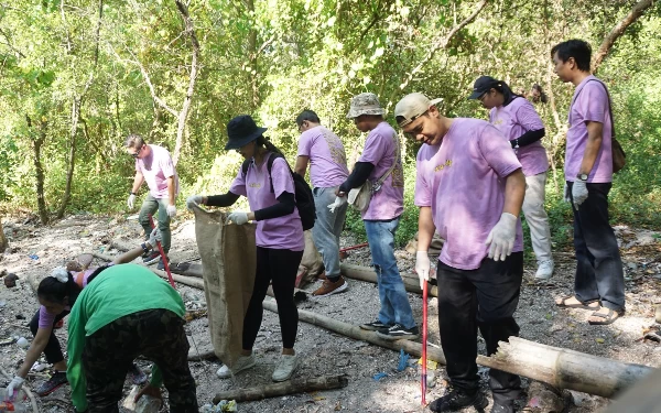 Foto Novotel Samator Bersih-bersih di kawasan Ekowisata Mangrove. (Foto: Dok. Novotel Samator)