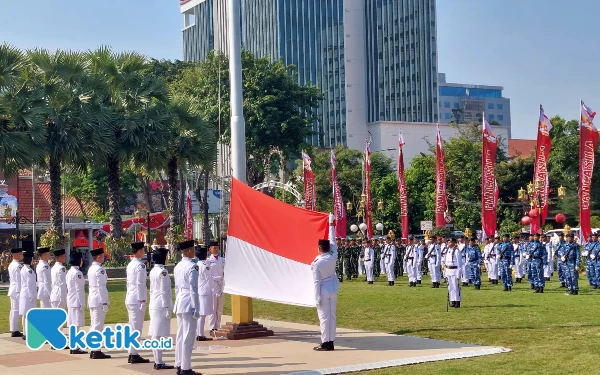 Foto Prosesi pengibaran bendera merah putih di upacara hari lahir pancasila, Kamis (1/6/2023). (Foto: Husni Habib/Ketik.co.id)