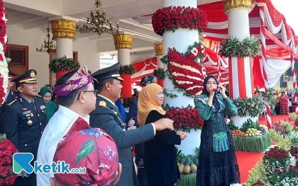 Foto Salma saat berdendang bersama Gubernur Khofifah dan sejumlah tamu undangan, Kamis (1/5/2023). (Foto: Husni Habib/Ketik.co.id)