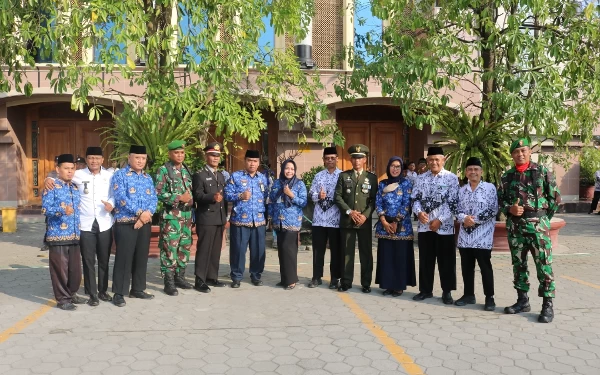 Foto Jajaran Forkopimcam Perak, Jombang usai upacara. (Foto: Humas YPBU Gadingmangu)