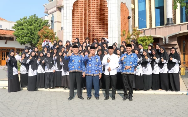 Foto Camat Perak bersama para pengurus dan guru YPBU Gadingmangu. (Foto: Humas YPBU Gadingmangu)