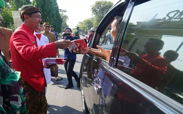 Peringatan Hari Kelahiran Pancasila di Ngawi, Mas Antok Bagikan Bendera Gratis, Ini Tujuannya