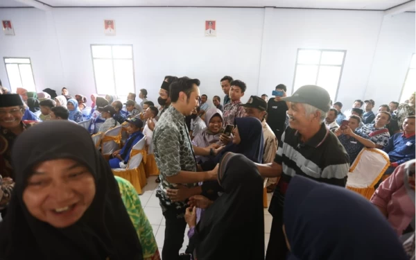 Foto Tampak akrab Anggota DPR RI Edhie Baskoro Yudhoyono saat bersalaman dengan peserta sosialisasi (Foto: Al Ahmadi/Ketik.co.id)