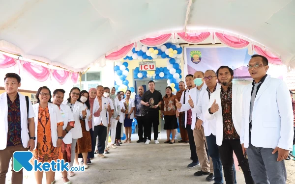 Foto Bupati Freddy Thie saat foto bersama dengan Staf RSUD Kaimana (foto: Humas Pemkab Kaimana)