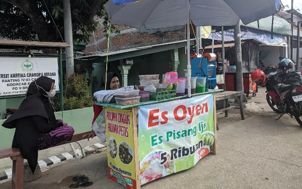 Foto Suasana Lapak milik Santi, Depan Pasar Arjosari.(Foto: Al Ahmadi/Ketik.co.id)