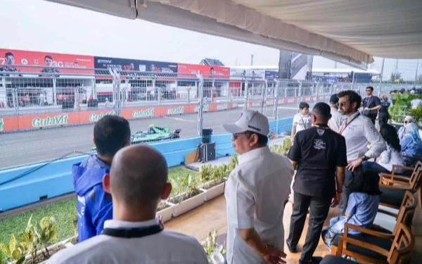 Foto Ketua IMI Bambang Soesatyo menyaksikan Formula E 2023, Sabtu (3/6/2023). (Foto: MPR)