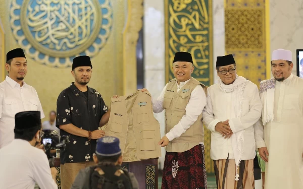 Foto Ustaz Hanan Attaki Majelis Subuh Gen-ZI di Masjid Al-Akbar Surabaya. (Foto: Humas MAS)