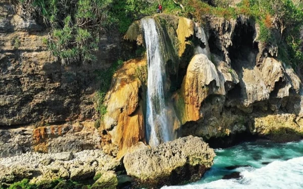 Foto Pantai Umbul Waru di Kabupaten Blitar memberi tantangan berat untuk menuju lokasi. (Foto: Instagram @shareblitar