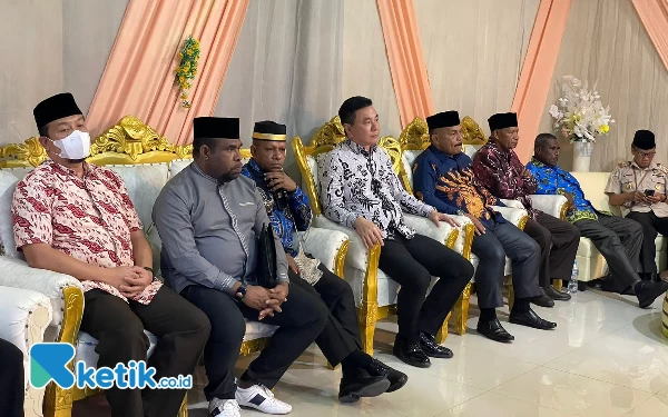 Foto Bupati Freddy Thie dan Wakil Bupati Hasbulla Furuada saat mengikuti pelepasan jamaah haji provinsi Papua Barat dan Papua Barat Daya di Makassar (foto: Humas Pemkab Kaimana)