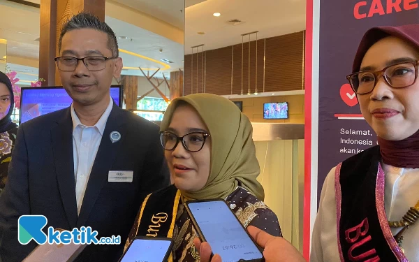 Foto (Kiri) General Manager Mercure Grand Mirama Andreas Riyadi, Rini Indriyani Eri Cahyadi Bunda Paud Kota Surabaya dan Hepy Hapsari Bunda Paud Kecamatan Sawahan. (Foto: Shinta Miranda/Ketik.co.id)