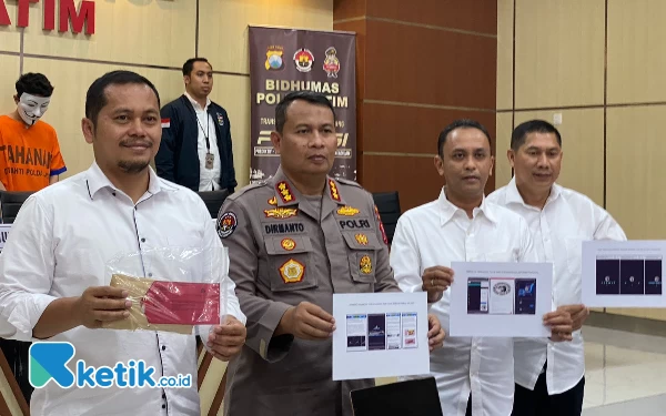 Foto Polisi menunjukan barang bukti peretasan. (Foto: Shinta Miranda/Ketik.co.id)