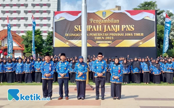 Foto Khofifah dan sejumlah kepala OPD berfoto dengan sejumlah ASN Pemprov Jatim. (4/5/2023). (Foto: Husni Habib/Ketik.co.id)