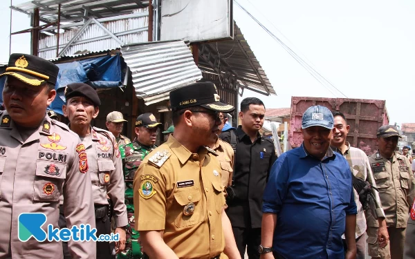 Foto Bupati Bandung Dadang Supriatna saat meninjau langsung tempat penampungan berdagang sementara (TPBS) Pasar Banjaran, Senin (5/6/23). (Foto:Iwa/Ketik.co.id)