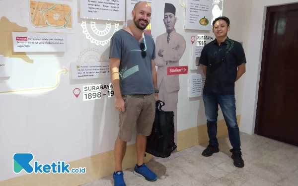 Foto Mr. Bend, turis dari Kanada yang didampingi Januar dari Pemkot Surabaya ketika berada di dalam Museum Bung Karno, Pandean lV No 40 Surabaya. (Foto : Kucoro S/Ketik.co.id)