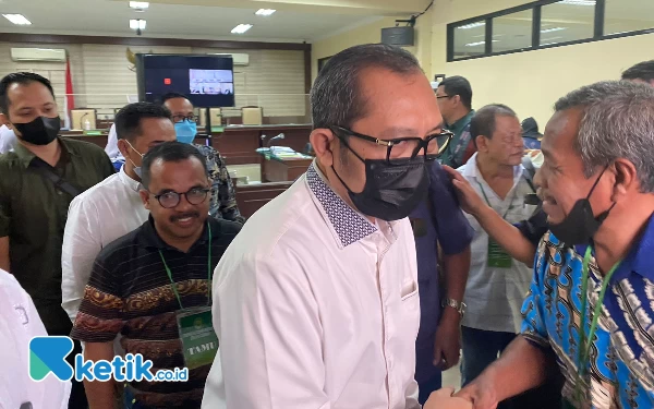 Foto Wakil Ketua DPRD Jatim Sahat Tua Simandjuntak saat di persidangan dana hibah. (Foto: Shinta Miranda/Ketik.co.id)