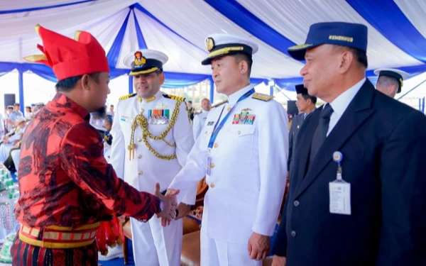 Foto Gubernur Andi Sulaiman berjabat tangan dengan dua petinggi Angkatan Laut dari 36 negara. (Foto: Humas Pemprov Sulsel)