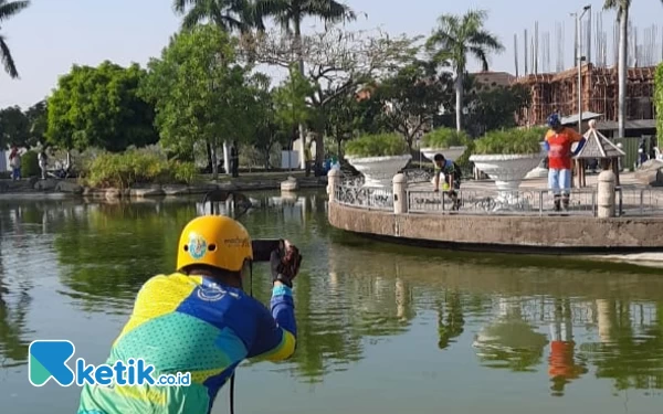 Foto Pegowes dari klub Madajabha Surabaya sedang membidik  pengunjung danau Unesa.  (Foto Amin T for Ketik.co.id)