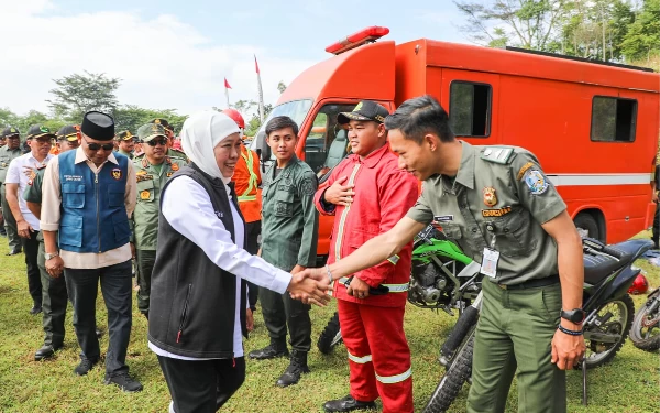 Foto Gubernur Khofifah menyapa para petugas lintas sektoral di Apel Siaga Gabungan Pengendalian Kebakaran Hutan dan Lahan. (Foto: Humas Pemprov Jatim)