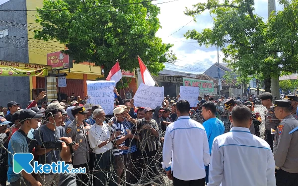 Foto Warga Desa Curahnongko lakukan aksi demo kepung Kantor ATR/BPN Jember, Rabu (7/6/2023) (Foto: Fenna Ketik/co.id)