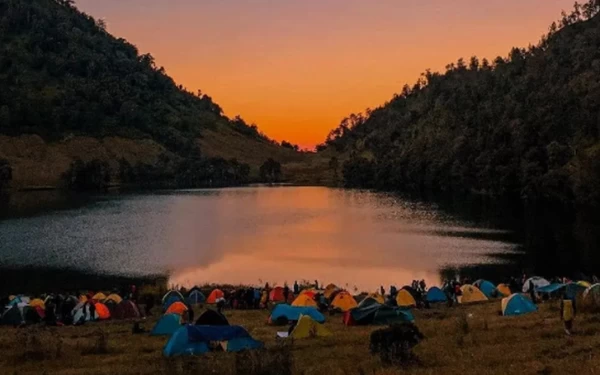 Foto Pendaki kerap beristirahat di Ranu Kumbolo sebelum melanjutkan ke puncak Gunung Semeru. (Foto: Instagram @gunung_jawatimur