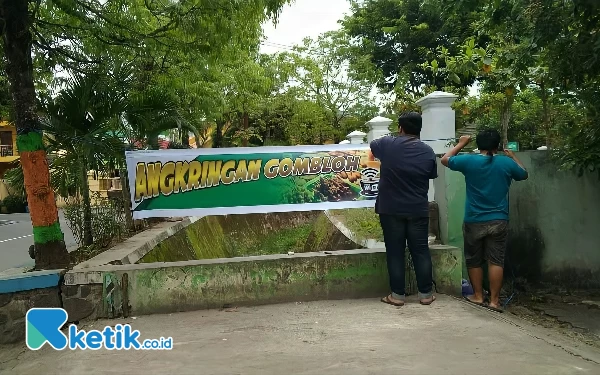 Foto Angkringan Gombloh 76, tengah buka lapak  (Foto: Al Ahmad/Ketik.co.id)