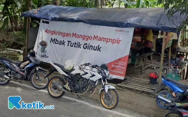 Foto Angkringan Mbak Tutik Ginuk saat diserbu pelanggan. (Foto: Al Ahmadi/Ketik.co.id)