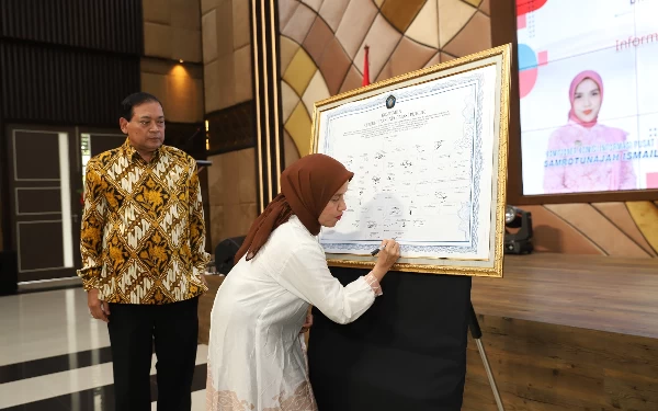 Foto Komisioner KI Pusat Samrotunnajah Ismail Menandatangani Perjanjian Komitmen Keterbukaan Informasi Publik, Rabu (07/06/2023). (foto: UB)