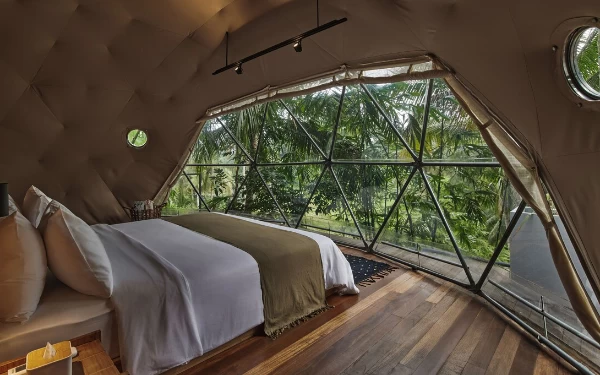 Foto Interior Kunang-kunang Tent Resort sangat cocok untuk pasangan muda yang tengah honeymoon. (Foto: Indonesia Hotel)