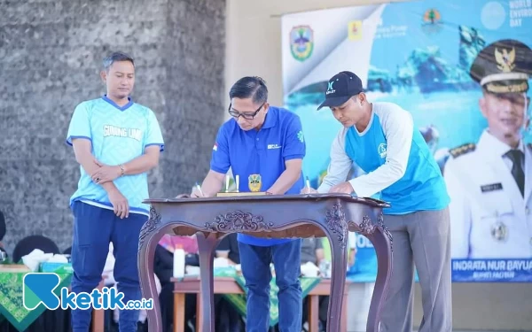 Foto Penandatanganan kerjasama antara PT.PLN dengan 2 Penyelenggaraan Tempat Pengolahan Sampah Reduce-Reuse-Recycle (TPS 3R) (Foto: Prokopim Pacitan).