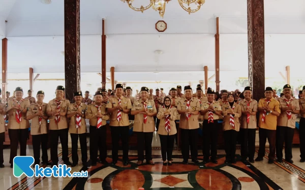 Foto Pengurus Kwarcab Pramuka Blitar saat foto bersama Pengurus Kwarda Jatim. (Foto: Naufal/Ketik.co.id)