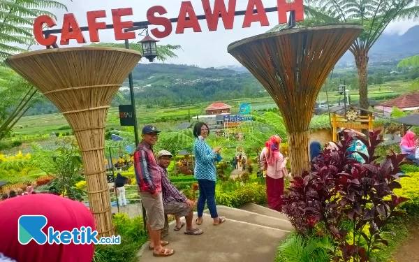 Foto Suasana Cafe Sawah di Desa Pujonkidul Kecamatan Pujon Kabupaten Malang Jatim. (Foto: Sholeh/Ketik.co.id)