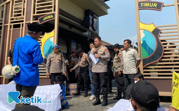 Foto Tuntutan mahasiswa PMII Kabupaten Sidoarjo saat mengadakan aksi di Mapolres Sidoarjo, Jalan Cemengkalang, Sidoarjo, Jumat (9/5). (foto fathur roziq.ketik.co.id)