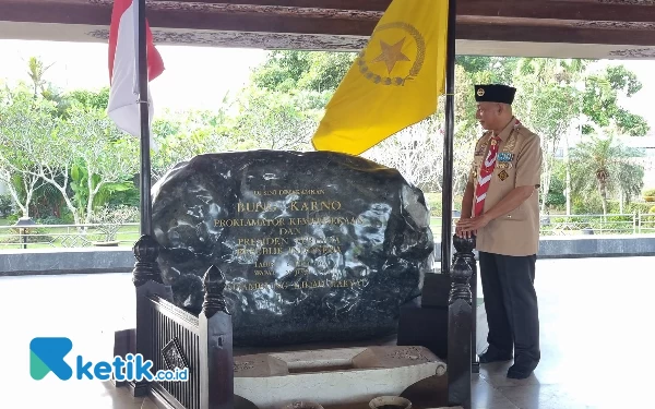 Foto HM Arum Sabil membaca prasasti di Makam Bung Karno. (Foto: NaufalArdiansyah/Ketik.co.id)