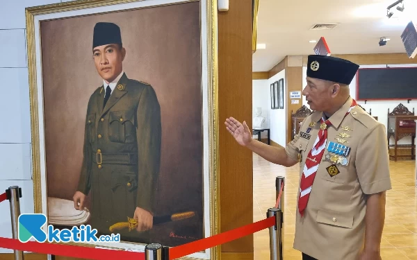 Foto HM Arum Sabil menunjuk lukisan Bung Karno yang memiliki keunikan. (Foto: Naufal Ardiansyah/Ketik.co.id)