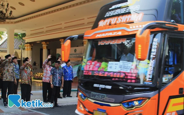 Foto Bus-bus pengantar CJH Sidoarjo dilepas dengan lambaian tangan para pejabat daerah dari Pendopo Delta Wibawa menuju Asrama Haji Surabaya. (foto: Fathur Roziq/Ketik.co.id)