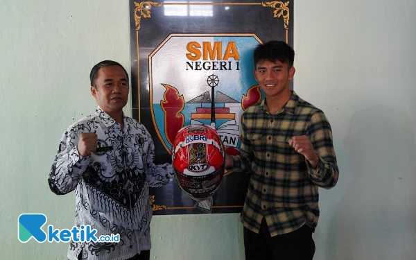 Foto Mario Aji bersama Kepala SMAN Negeri 1 Magetan.