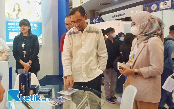 Foto Rektor Universitas Brawijaya mengunjungi stan di Brawijaya Career Expo (lutfia/ketik)