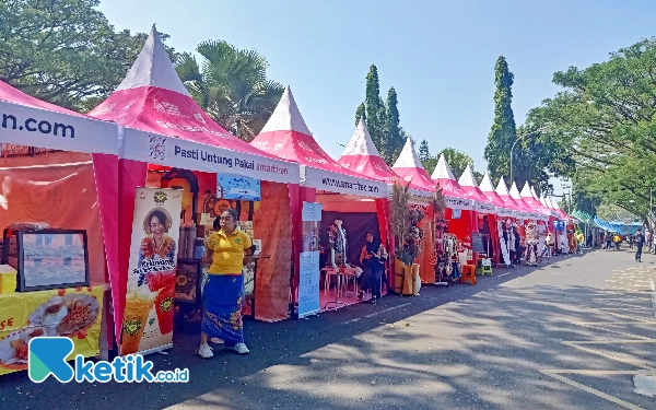 Foto Puluhan stan UMKM di sepanjang Jalan Kertanegara dalam Festival Iki Malang Ker (Lutfia/Ketik)