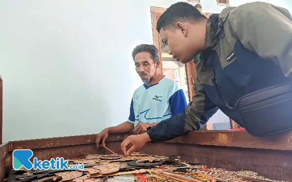 Foto Sokiran saat memperlihatkan Wayang Kulit yang digunakan untuk pertunjukannya (Foto: Al Ahmadi/Ketik.co.id)