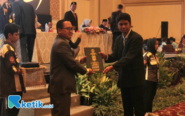 Foto Penyerahan surat tanda kelulusan kepada para peserta didik yang telah lulus, Sabtu (10/6/2023). (Foto: Husni Habib/Ketik.co.id)