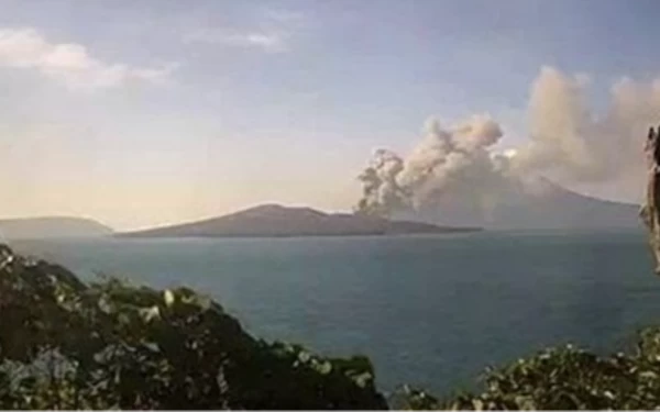 Thumbnail Berita - Anak Krakatau Meletus 3 Kali, Tinggi Abu Vulkanik 3.500 Meter