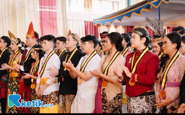 Foto Beda dari yang lain : Wisudawan Dempo semua menggunakan baju adat dari seluruh Indonesia.